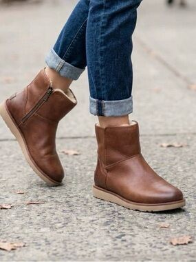 UGG Womans Boots Leather Ankle Boots Size 10 Tan Brown
